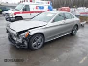 ✅ 2019 Mercedes-Benz C 300 • VIN: 55SWF8EBXKU318356 • Lot: 38609115. Wystawiony na IAAI z przebiegiem 47 860 mil. Bezpłatny archiwum sprzedaży aukcyjnych z USA i szczegółowy raport historii pojazdu na DreamBid. Zdjęcie 18.