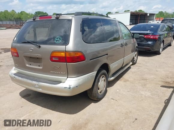 ✅ 1998 Toyota Sienna LE • VIN: 4T3ZF13C1WU025575 • Lot: 42181863. Wystawiony na IAAI z przebiegiem Nie podano. Bezpłatny archiwum sprzedaży aukcyjnych z USA i szczegółowy raport historii pojazdu na DreamBid. Zdjęcie 4.