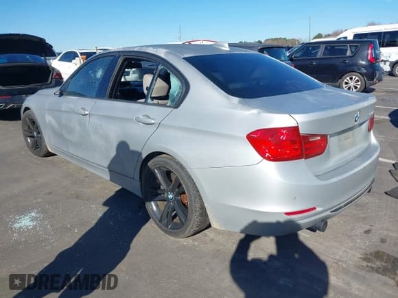 ✅ 2012 BMW 3 Series 335i • VIN: WBA3A9G59CNP35581 • Lot: 43777952. Wystawiony na IAAI z przebiegiem 160 393 mil. Bezpłatny archiwum sprzedaży aukcyjnych z USA i szczegółowy raport historii pojazdu na DreamBid. Zdjęcie 3.