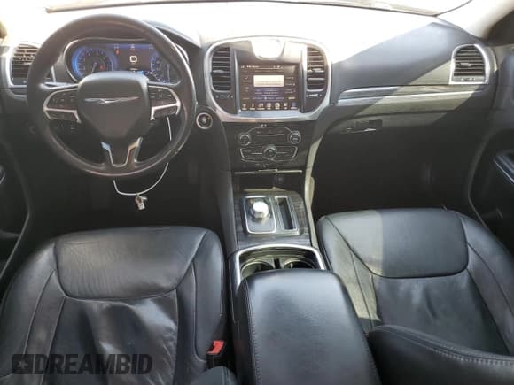 ✅ 2015 Chrysler 300 Limited • VIN: 2C3CCAAG5FH931270 • Лот: 81103625. Опубликован ранее на Copart с пробегом 163 343 миль. Бесплатный доступ к архиву аукционных продаж из США и подробный отчёт об истории автомобиля на DreamBid. Изображение 8.