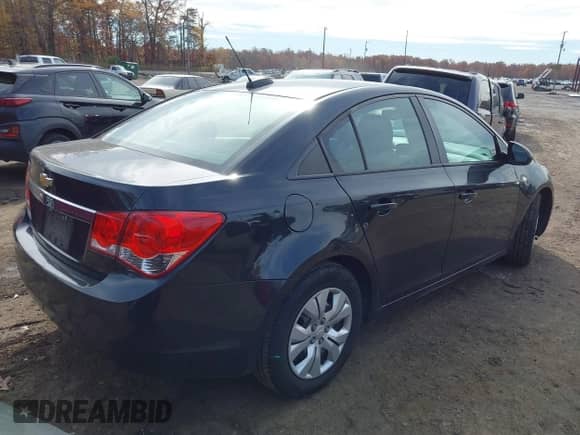 2015 Chevrolet Cruze LS z VIN 1G1PA5SG1F7150629, wystawiony jako IAAI lot #43615286 z przebiegiem 83 703 mil mil oraz . Historia ofert i sprzedaży dostępna na DreamBid. Obrazek 4.