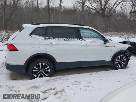 ✅ 2022 Volkswagen Tiguan S • VIN: 3VV0B7AX2NM125909 • Lot: 41219381. Wystawiony na IAAI z przebiegiem 40 886 mil. Bezpłatny archiwum sprzedaży aukcyjnych z USA i szczegółowy raport historii pojazdu na DreamBid. Zdjęcie 13.