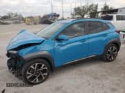 ✅ 2022 Hyundai Kona Limited • VIN: KM8K53A34NU775062 • Лот: 76203924. Опубликован ранее на Copart с пробегом 15 396 миль. Бесплатный доступ к архиву аукционных продаж из США и подробный отчёт об истории автомобиля на DreamBid. Изображение 1.