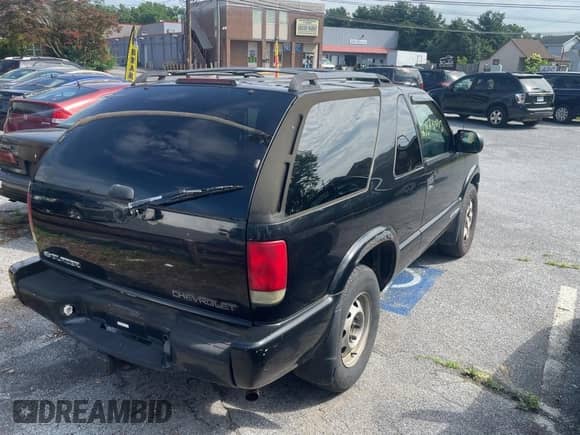 2003 Chevrolet Blazer LS z VIN 1GNCT18X83K175026, wystawiony jako Copart lot #64382535 z przebiegiem 200 297 mil mil oraz Czysty tytuł • Clean title. Historia ofert i sprzedaży dostępna na DreamBid. Obrazek 4.