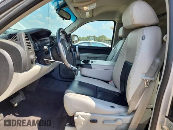 2011 Chevrolet Silverado 1500 LT z VIN 1GCRCSE06BZ293467, wystawiony jako Copart lot #80961145 z przebiegiem 155 667 mil mil oraz Szkoda całkowita • Salvage title. Historia ofert i sprzedaży dostępna na DreamBid. Obrazek 7.