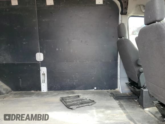 ✅ 2017 Ford Transit • VIN: 1FTBW2XG0HKB46887 • Lot: 84460244. Wystawiony na Copart z przebiegiem 125 146 mil. Bezpłatny archiwum sprzedaży aukcyjnych z USA i szczegółowy raport historii pojazdu na DreamBid. Zdjęcie 11.