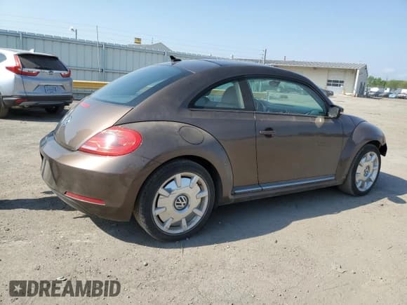 ✅ 2013 Volkswagen Beetle Fender Edition • VIN: 3VWJP7AT5DM654574 • Лот: 57112805. Опубликован ранее на Copart с пробегом 95 635 миль. Бесплатный доступ к архиву аукционных продаж из США и подробный отчёт об истории автомобиля на DreamBid. Изображение 3.