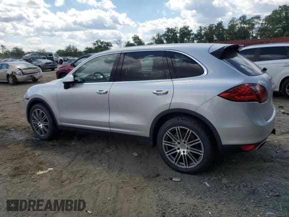 ✅ 2011 Porsche Cayenne S • VIN: WP1AB2A26BLA43753 • Lot: 71035735. Wystawiony na Copart z przebiegiem 136 064 mil. Bezpłatny archiwum sprzedaży aukcyjnych z USA i szczegółowy raport historii pojazdu na DreamBid. Zdjęcie 2.