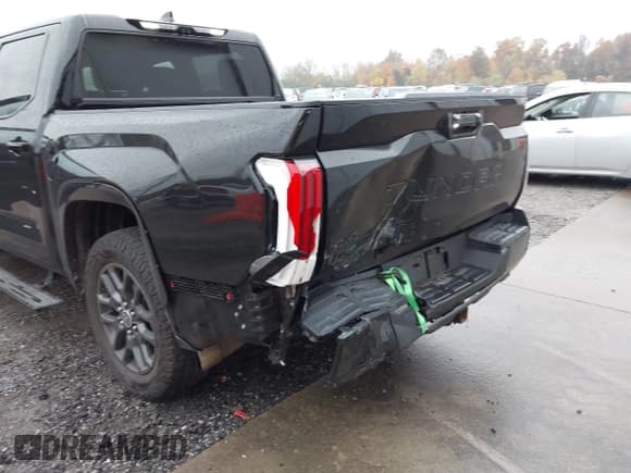 ✅ 2022 Toyota Tundra Platinum • VIN: 5TFNA5DB4NX025817 • Lot: 43638684. Wystawiony na IAAI z przebiegiem 76 854 mil. Bezpłatny archiwum sprzedaży aukcyjnych z USA i szczegółowy raport historii pojazdu na DreamBid. Zdjęcie 6.