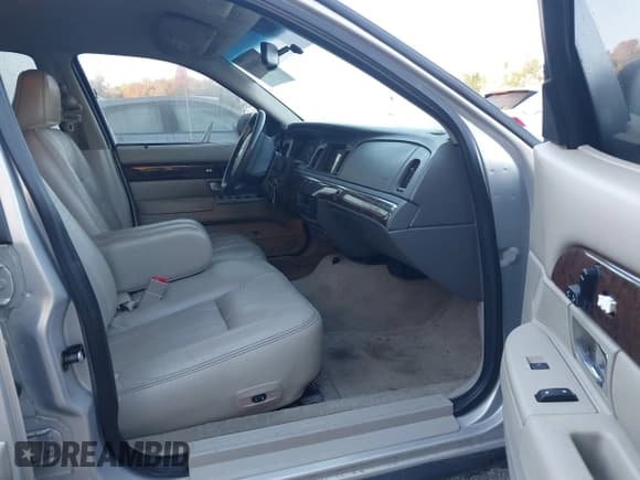 ✅ 2010 Mercury Grand Marquis LS • VIN: 2MEBM7FV3AX618360 • Lot: 43488070. Wystawiony na IAAI z przebiegiem 117 278 mil. Bezpłatny archiwum sprzedaży aukcyjnych z USA i szczegółowy raport historii pojazdu na DreamBid. Zdjęcie 5.
