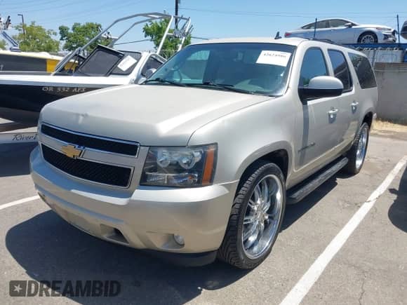 2014 Chevrolet Suburban LT z VIN 1GNSCJE05ER117100, wystawiony jako IAAI lot #42624986 z przebiegiem 198 729 mil mil oraz . Historia ofert i sprzedaży dostępna na DreamBid. Obrazek 17.