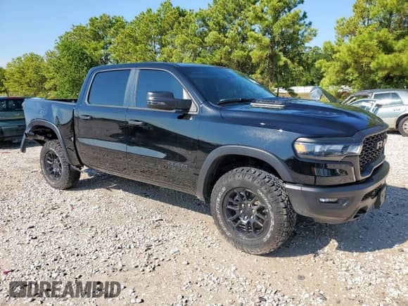 2025 Ram 1500 Rebel z VIN 1C6SRFLP0SN633704, wystawiony jako Copart lot #70535985 z przebiegiem 7 886 mil mil oraz Czysty tytuł • Clean title. Historia ofert i sprzedaży dostępna na DreamBid. Obrazek 4.