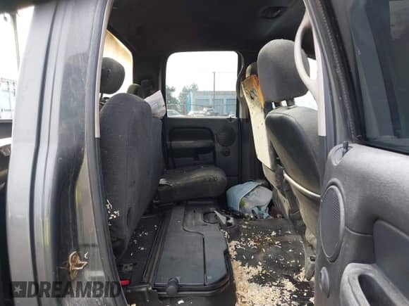 2004 Dodge 3500 ST z VIN 3D7LU38C84G204635, wystawiony jako IAAI lot #41544580 z przebiegiem Nie podano mil oraz . Historia ofert i sprzedaży dostępna na DreamBid. Obrazek 8.