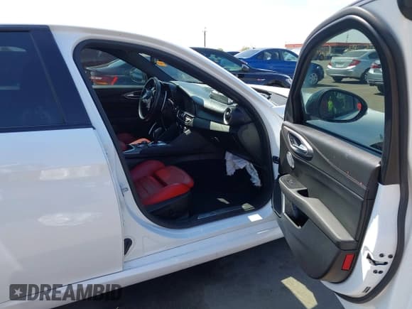 ✅ 2022 Alfa Romeo Giulia Veloce • VIN: ZARFAMBN9N7656726 • Lot: 42946017. Listed on IAAI with 32,325 mi. Free auction sales archive from the USA and detailed vehicle history report at DreamBid. Image 5.