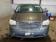 ✅ 2010 Chrysler Town & Country Touring Plus • VIN: 2A4RR8D14AR320910 • Lot: 71674365. Wystawiony na Copart z przebiegiem 209 679 mil. Bezpłatny archiwum sprzedaży aukcyjnych z USA i szczegółowy raport historii pojazdu na DreamBid. Zdjęcie 5.