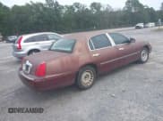 ✅ 2000 Lincoln Town Car Executive • VIN: 1LNHM81WXYY933776 • Lot: 43046287. Wystawiony na IAAI z przebiegiem 242 602 mil. Bezpłatny archiwum sprzedaży aukcyjnych z USA i szczegółowy raport historii pojazdu na DreamBid. Zdjęcie 4.