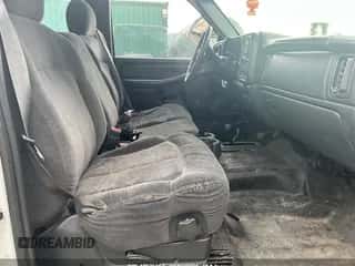 2001 Chevrolet Silverado 2500HD LS z VIN 1GCHK29U61E143795, wystawiony jako IAAI lot #42871017 z przebiegiem 210 770 mil mil oraz . Historia ofert i sprzedaży dostępna na DreamBid. Obrazek 5.