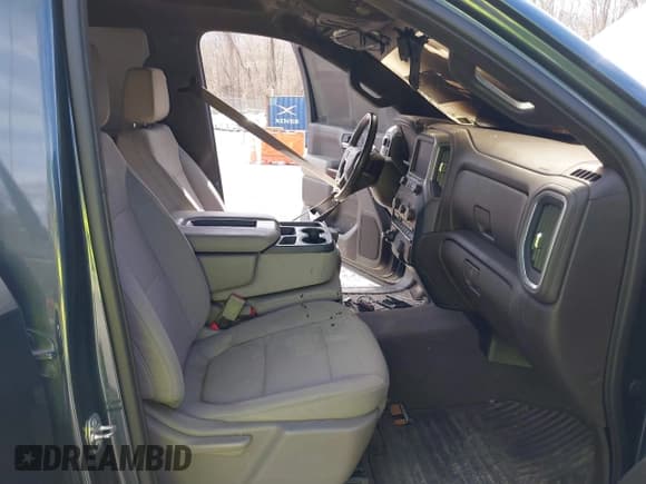 ✅ 2019 Chevrolet Silverado 1500 LT • VIN: 1GCPYDEKXKZ394243 • Lot: 41821628. Wystawiony na IAAI z przebiegiem Nie podano. Bezpłatny archiwum sprzedaży aukcyjnych z USA i szczegółowy raport historii pojazdu na DreamBid. Zdjęcie 5.