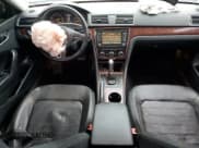 ✅ 2013 Volkswagen Passat SEL • VIN: 1VWCH7A37DC104073 • Lot: 66157274. Wystawiony na Copart z przebiegiem 82 461 mil. Bezpłatny archiwum sprzedaży aukcyjnych z USA i szczegółowy raport historii pojazdu na DreamBid. Zdjęcie 8.