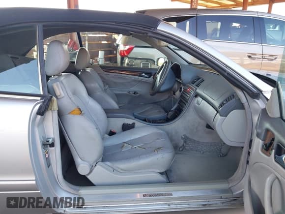 ✅ 2001 Mercedes-Benz CLK 320/430 • VIN: WDBLK65G01T070077 • Lot: 43783188. Wystawiony na IAAI z przebiegiem 151 353 mil. Bezpłatny archiwum sprzedaży aukcyjnych z USA i szczegółowy raport historii pojazdu na DreamBid. Zdjęcie 5.