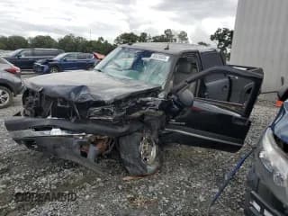 ✅ 2004 Chevrolet Silverado 2500HD LS • VIN: 1GCHC23224F217880 • Lot: 85535835. Wystawiony na Copart z przebiegiem 185 328 mil. Bezpłatny archiwum sprzedaży aukcyjnych z USA i szczegółowy raport historii pojazdu na DreamBid. Zdjęcie 1.