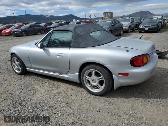 ✅ 2000 Mazda MX-5 Miata • VIN: JM1NB3530Y0141733 • Lot: 68888174. Wystawiony na Copart z przebiegiem 179 792 mil. Bezpłatny archiwum sprzedaży aukcyjnych z USA i szczegółowy raport historii pojazdu na DreamBid. Zdjęcie 2.