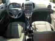 2015 Chevrolet Sonic LT z VIN 1G1JC5SH3F4174229, wystawiony jako Copart lot #74261884 z przebiegiem 158 230 mil mil oraz Szkoda całkowita • Salvage title. Historia ofert i sprzedaży dostępna na DreamBid. Obrazek 8.