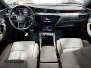 ✅ 2022 Audi e-tron Chronos • VIN: WA1VABGE3NB024606 • Lot: 52673093. Wystawiony na Copart z przebiegiem 9 129 mil. Bezpłatny archiwum sprzedaży aukcyjnych z USA i szczegółowy raport historii pojazdu na DreamBid. Zdjęcie 8.