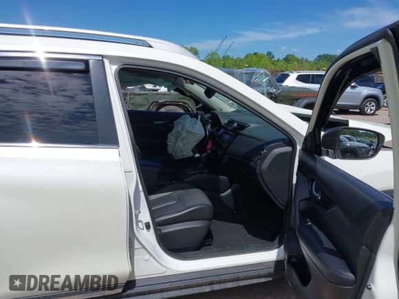 ✅ 2017 Nissan Rogue SL • VIN: 5N1AT2MT5HC884728 • Lot: 42330244. Listed on IAAI with 89,744 mi. Free auction sales archive from the USA and detailed vehicle history report at DreamBid. Image 5.