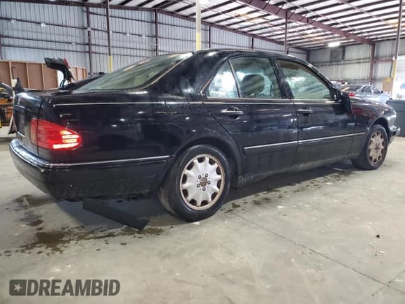 ✅ 1999 Mercedes-Benz E 320 • VIN: WDBJF65H7XA810832 • Lot: 71904695. Wystawiony na Copart z przebiegiem Nie podano. Bezpłatny archiwum sprzedaży aukcyjnych z USA i szczegółowy raport historii pojazdu na DreamBid. Zdjęcie 3.