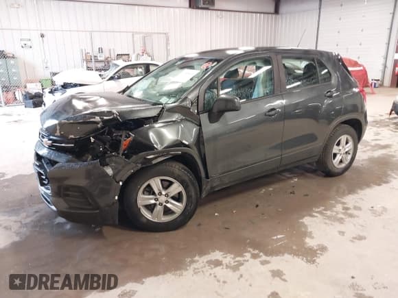 ✅ 2020 Chevrolet Trax LS • VIN: 3GNCJKSB6LL260650 • Lot: 43568393. Wystawiony na IAAI z przebiegiem 14 828 mil. Bezpłatny archiwum sprzedaży aukcyjnych z USA i szczegółowy raport historii pojazdu na DreamBid. Zdjęcie 2.