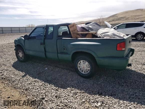 1997 Chevrolet S-10 LS with VIN 1GCDT19X5V8103938, listed as a Copart auction lot 52643405 with 204,691 mi miles and Salvage title. Bid and sale history available at DreamBid. Image 2.