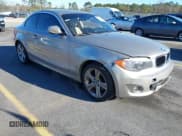 ✅ 2013 BMW 1 Series 128i • VIN: WBAUP9C54DVS95442 • Lot: 43783435. Wystawiony na IAAI z przebiegiem 154 382 mil. Bezpłatny archiwum sprzedaży aukcyjnych z USA i szczegółowy raport historii pojazdu na DreamBid. Zdjęcie 1.