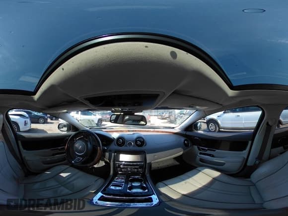 ✅ 2017 Jaguar XJ R-Sport • VIN: SAJWA1C76H8W08819 • Lot: 42181569. Wystawiony na IAAI z przebiegiem 126 679 mil. Bezpłatny archiwum sprzedaży aukcyjnych z USA i szczegółowy raport historii pojazdu na DreamBid. Zdjęcie 18.