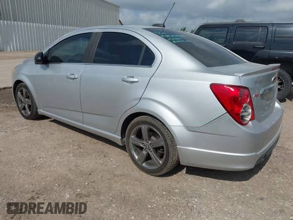 2015 Chevrolet Sonic RS z VIN 1G1JG5SBXF4121804, wystawiony jako IAAI lot #42403310 z przebiegiem 89 386 mil mil oraz . Historia ofert i sprzedaży dostępna na DreamBid. Obrazek 3.