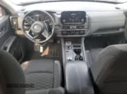 ✅ 2024 Nissan Pathfinder S • VIN: 5N1DR3AC2RC292792 • Lot: 67225005. Wystawiony na Copart z przebiegiem 10 449 mil. Bezpłatny archiwum sprzedaży aukcyjnych z USA i szczegółowy raport historii pojazdu na DreamBid. Zdjęcie 8.