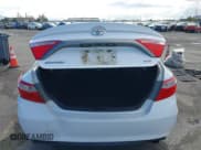 ✅ 2015 Toyota Camry SE • VIN: 4T1BF1FK8FU070090 • Lot: 43725575. Wystawiony na IAAI z przebiegiem 231 781 mil. Bezpłatny archiwum sprzedaży aukcyjnych z USA i szczegółowy raport historii pojazdu na DreamBid. Zdjęcie 16.