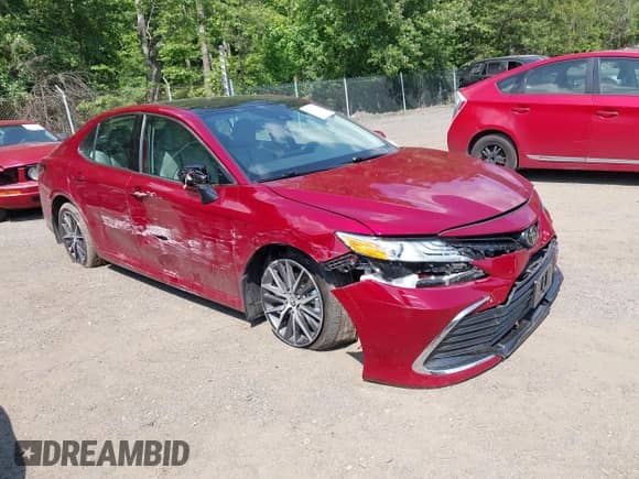 2022 Toyota Camry XLE z VIN 4T1F11AK9NU068628, wystawiony jako IAAI lot #42562631 z przebiegiem 54 264 mil mil oraz . Historia ofert i sprzedaży dostępna na DreamBid. Obrazek 1.
