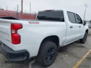 ✅ 2023 Chevrolet Silverado 1500 Custom Trail Boss • VIN: 3GCPDCEK7PG279547 • Lot: 41872652. Wystawiony na IAAI z przebiegiem 17 677 mil. Bezpłatny archiwum sprzedaży aukcyjnych z USA i szczegółowy raport historii pojazdu na DreamBid. Zdjęcie 13.