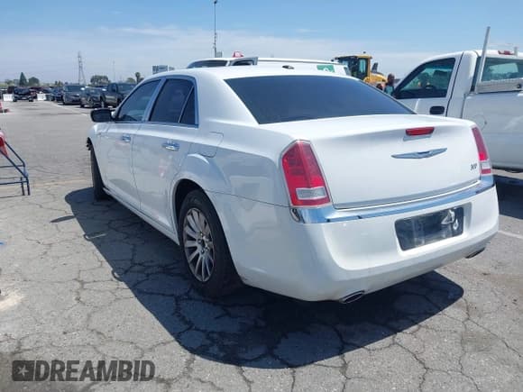 ✅ 2014 Chrysler 300 • VIN: 2C3CCAAGXEH380526 • Lot: 43157950. Wystawiony na IAAI z przebiegiem 201 644 mil. Bezpłatny archiwum sprzedaży aukcyjnych z USA i szczegółowy raport historii pojazdu na DreamBid. Zdjęcie 3.
