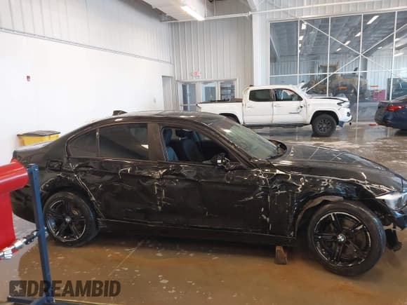 ✅ 2015 BMW 3 Series 320i xDrive • VIN: WBA3C3C56FK203031 • Lot: 41012182. Listed on IAAI with 83,611 mi. Free auction sales archive from the USA and detailed vehicle history report at DreamBid. Image 13.