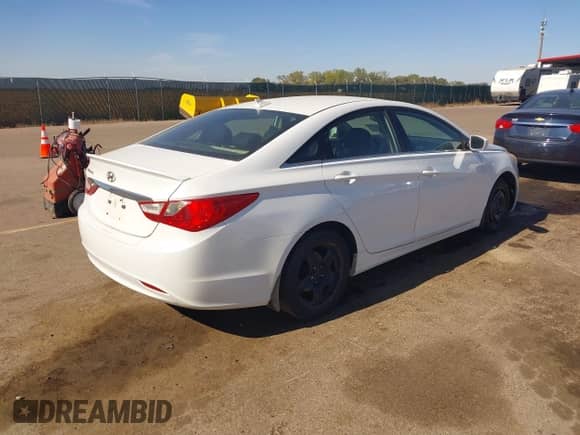 2013 Hyundai Sonata GLS z VIN 5NPEB4AC7DH564835, wystawiony jako IAAI lot #43413120 z przebiegiem 191 108 mil mil oraz . Historia ofert i sprzedaży dostępna na DreamBid. Obrazek 4.