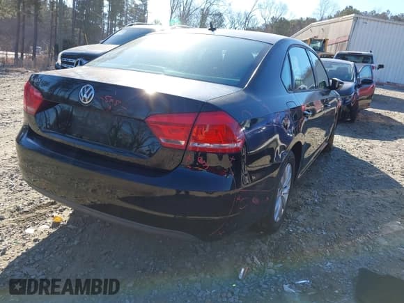 ✅ 2012 Volkswagen Passat S • VIN: 1VWAP7A33CC016291 • Lot: 41394584. Wystawiony na IAAI z przebiegiem 245 988 mil. Bezpłatny archiwum sprzedaży aukcyjnych z USA i szczegółowy raport historii pojazdu na DreamBid. Zdjęcie 4.