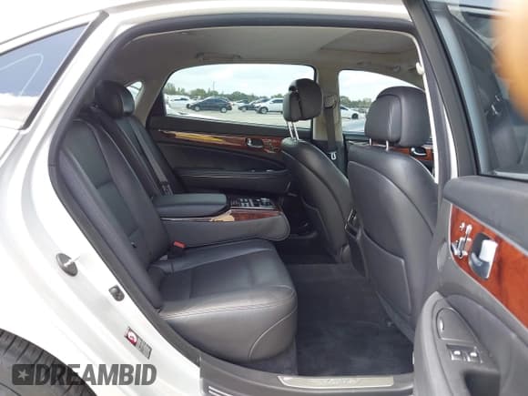 ✅ 2016 Hyundai Equus Signature • VIN: KMHGH4JH8GU101000 • Lot: 42560008. Wystawiony na IAAI z przebiegiem 68 798 mil. Bezpłatny archiwum sprzedaży aukcyjnych z USA i szczegółowy raport historii pojazdu na DreamBid. Zdjęcie 8.