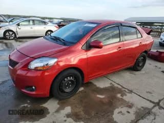 ✅ 2010 Toyota Yaris • VIN: JTDBT4K32A1371381 • Лот: 89727115. Опубликован ранее на Copart с пробегом 299 381 миль. Бесплатный доступ к архиву аукционных продаж из США и подробный отчёт об истории автомобиля на DreamBid. Изображение 1.