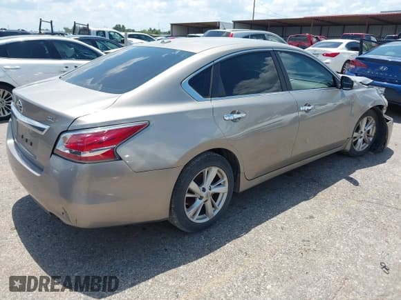 ✅ 2015 Nissan Altima SV • VIN: 1N4AL3AP7FC160124 • Lot: 42983726. Listed on IAAI with 121,852 mi. Free auction sales archive from the USA and detailed vehicle history report at DreamBid. Image 4.