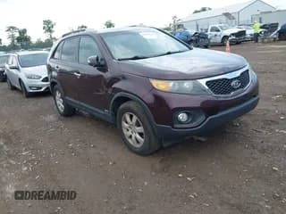 ✅ 2013 Kia Sorento LX • VIN: 5XYKTDA23DG351833 • Лот: 42838524. Опубликован ранее на IAAI с пробегом 213 719 миль. Бесплатный доступ к архиву аукционных продаж из США и подробный отчёт об истории автомобиля на DreamBid. Изображение 1.