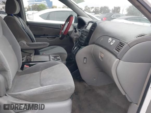 ✅ 2004 Toyota Sienna CE • VIN: 5TDZA23C94S080827 • Lot: 42098303. Wystawiony na IAAI z przebiegiem 233 892 mil. Bezpłatny archiwum sprzedaży aukcyjnych z USA i szczegółowy raport historii pojazdu na DreamBid. Zdjęcie 5.