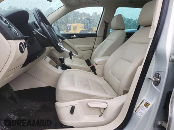 ✅ 2012 Volkswagen Tiguan S • VIN: WVGBV7AX5CW567347 • Lot: 82758415. Wystawiony na Copart z przebiegiem 179 693 mil. Bezpłatny archiwum sprzedaży aukcyjnych z USA i szczegółowy raport historii pojazdu na DreamBid. Zdjęcie 7.