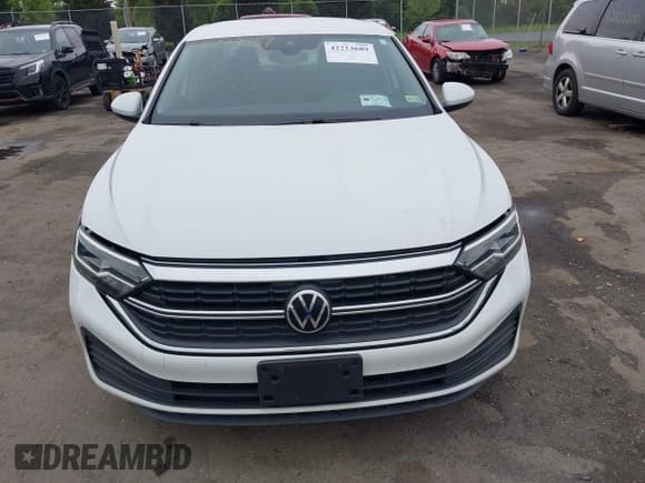✅ 2022 Volkswagen Jetta S • VIN: 3VWCM7BU0NM016033 • Lot: 42213689. Wystawiony na IAAI z przebiegiem 59 631 mil. Bezpłatny archiwum sprzedaży aukcyjnych z USA i szczegółowy raport historii pojazdu na DreamBid. Zdjęcie 12.